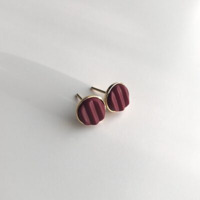 Boucles d'oreilles puces en argile polymère bordeaux