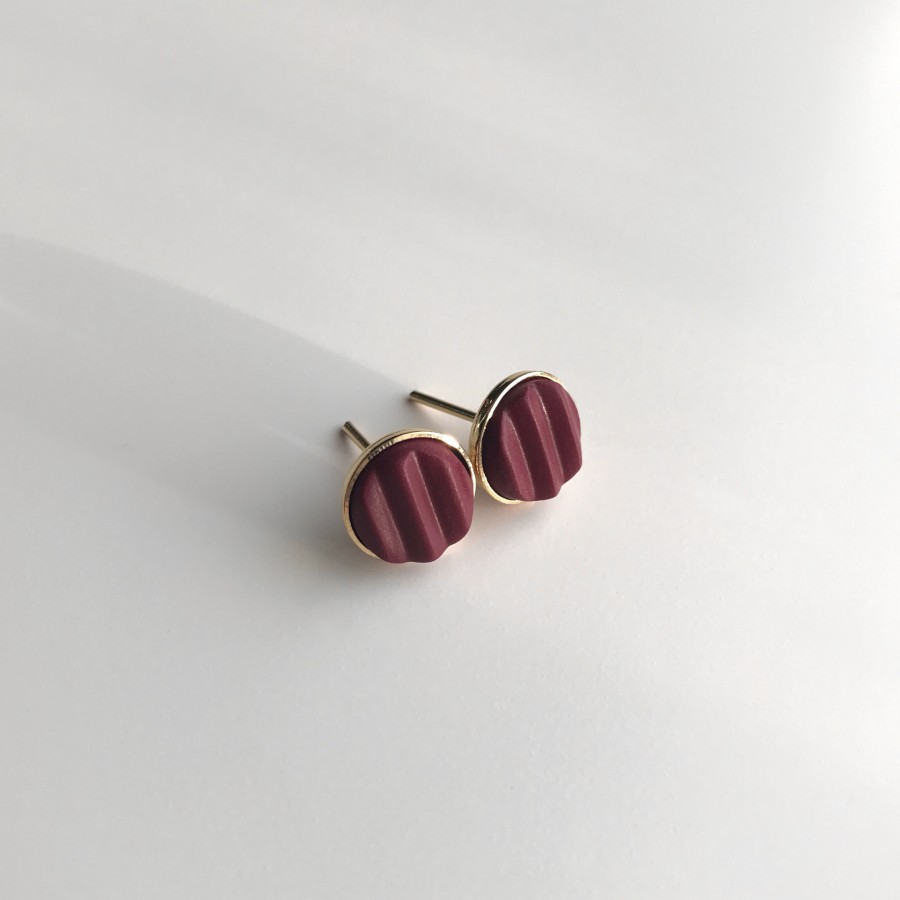Boucles d'oreilles puces en argile polymère bordeaux