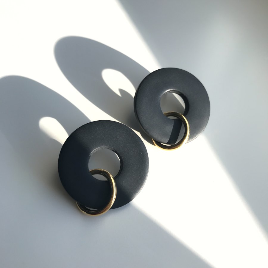 Boucles d'oreilles noires originales anneaux Artapaon