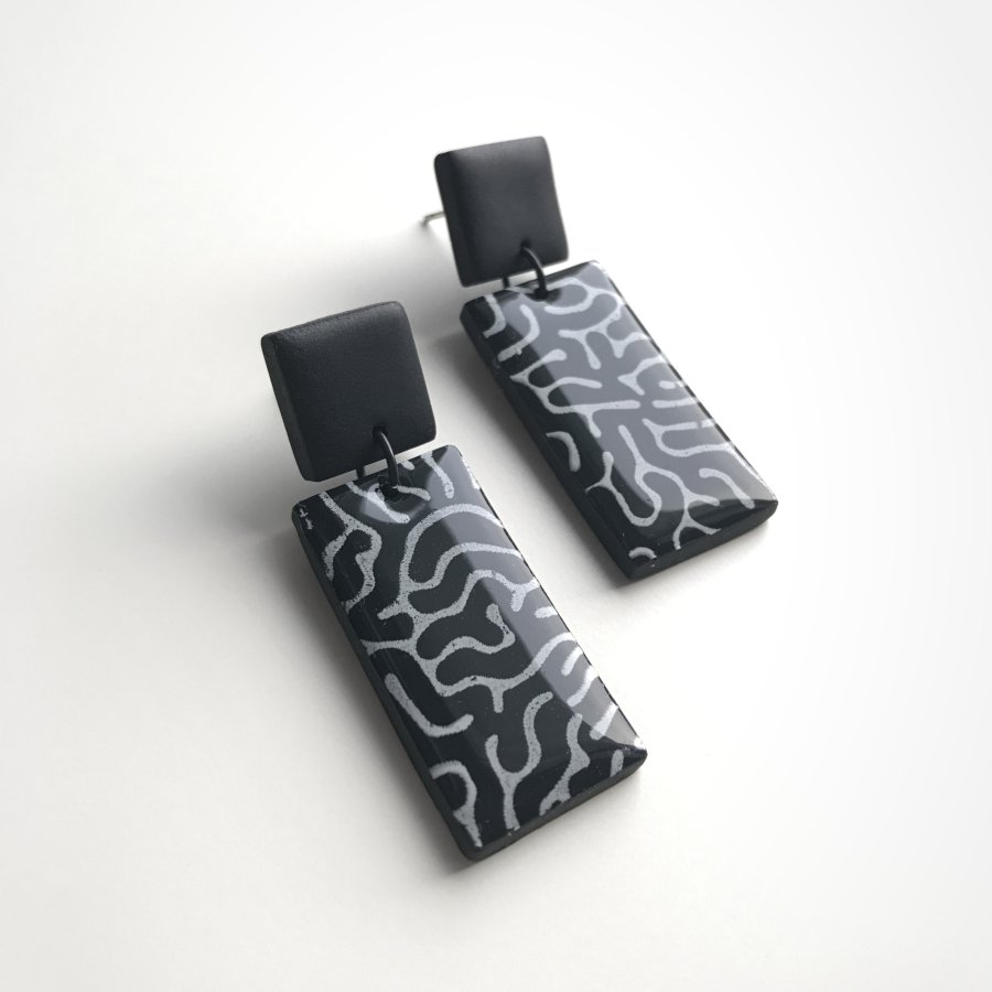 Boucles d'oreilles contemporaines motif corail en argile polymère