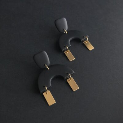Boucles d'oreilles noires originales forme arche Artapaon