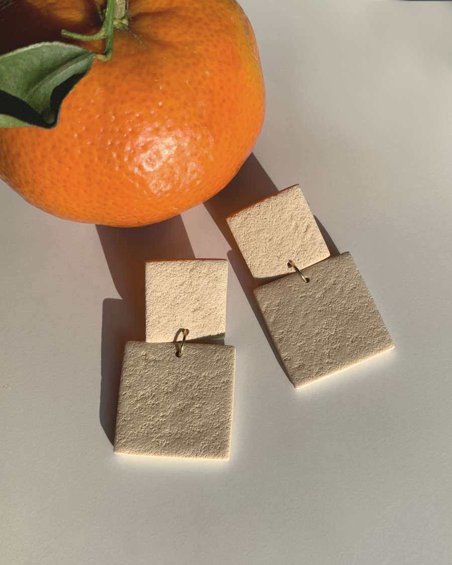 Boucles d'oreilles beige originales carré Artapaon
