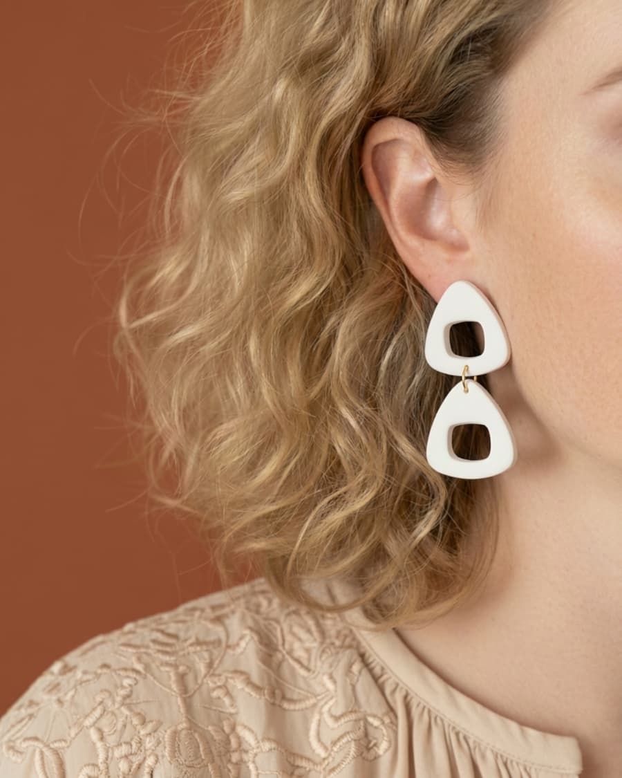Longues boucles d'oreilles pendantes blanches
