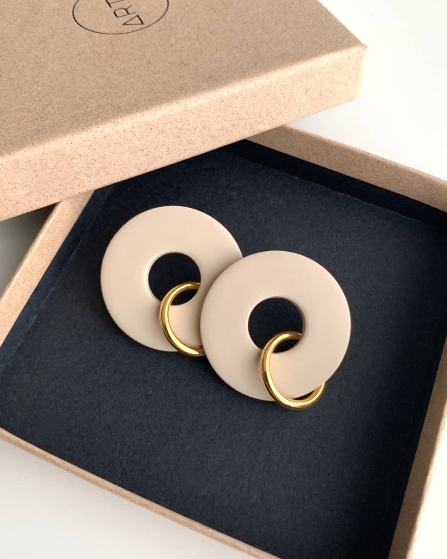 Boucles d'oreilles beige originales anneaux entrelacées Artapaon