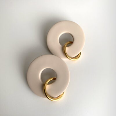 Boucles d'oreilles beige originales anneaux entrelacées Artapaon