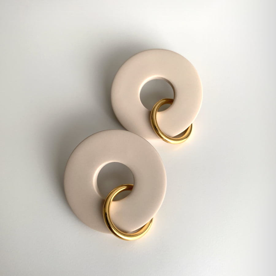 Boucles d'oreilles beige originales anneaux entrelacées Artapaon