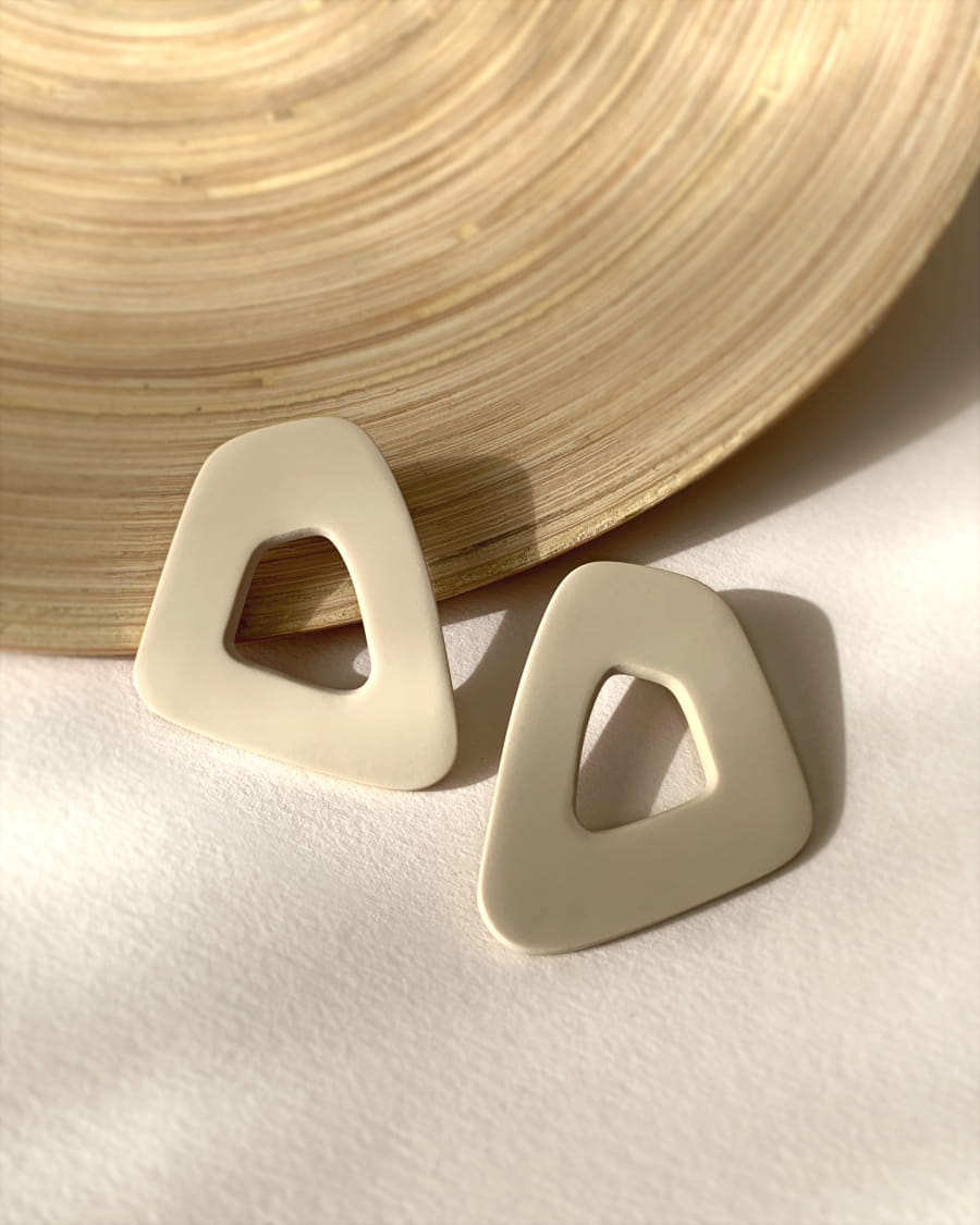 Grandes boucles d'oreilles beige modernes Artapaon