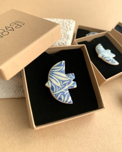 Broche artisanale Oiseau motif bleu océan