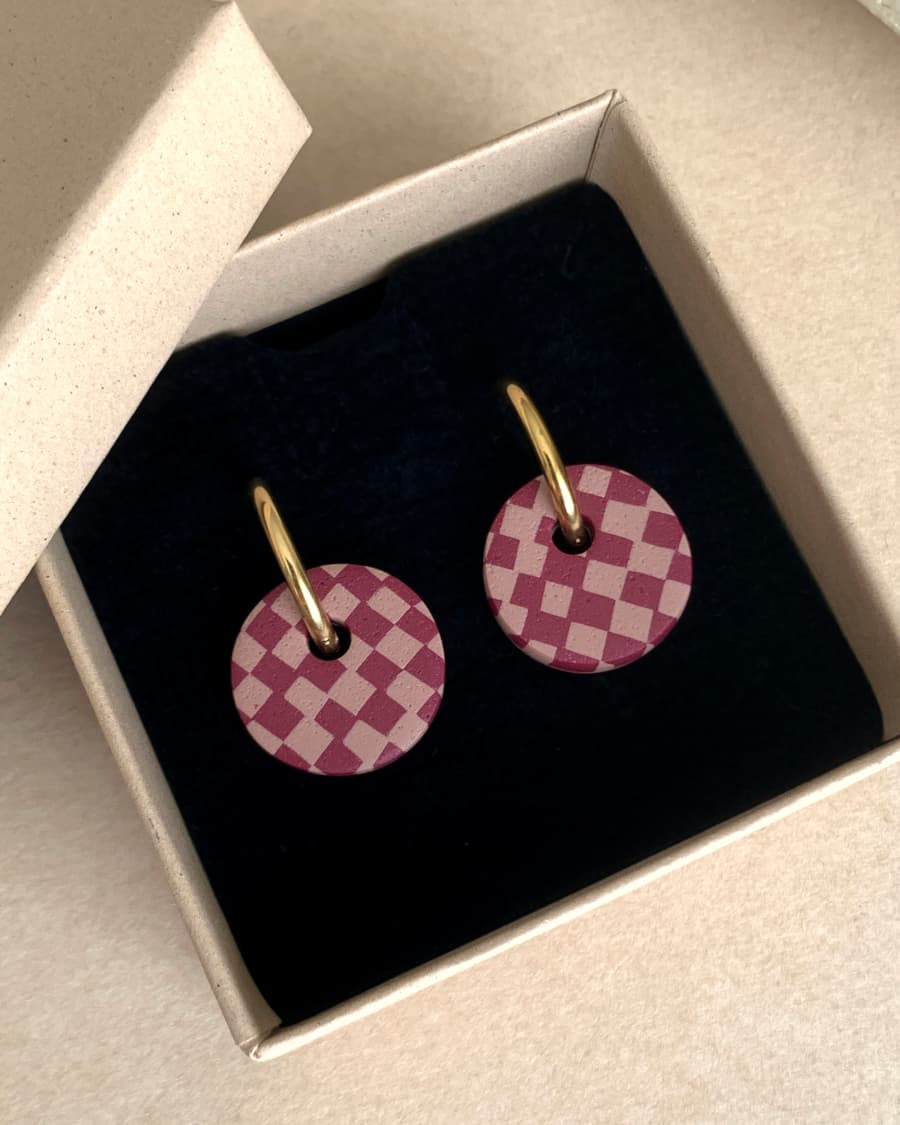 Créoles pampilles bicolores motif damier - Grenat et moka – Image 3