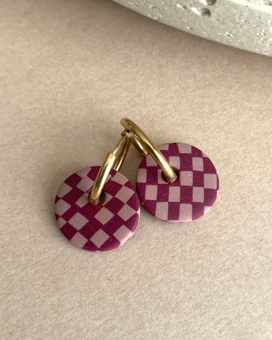 Créoles pampilles bicolores motif damier - Grenat et moka – Image 2