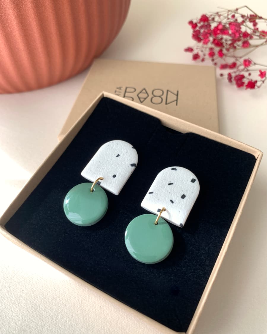 Boucles d'oreilles arche - Confettis vert eucalyptus – Image 3