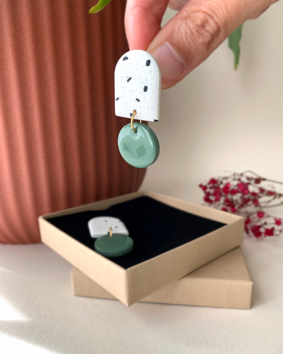 Boucles d'oreilles arche - Confettis vert eucalyptus – Image 2
